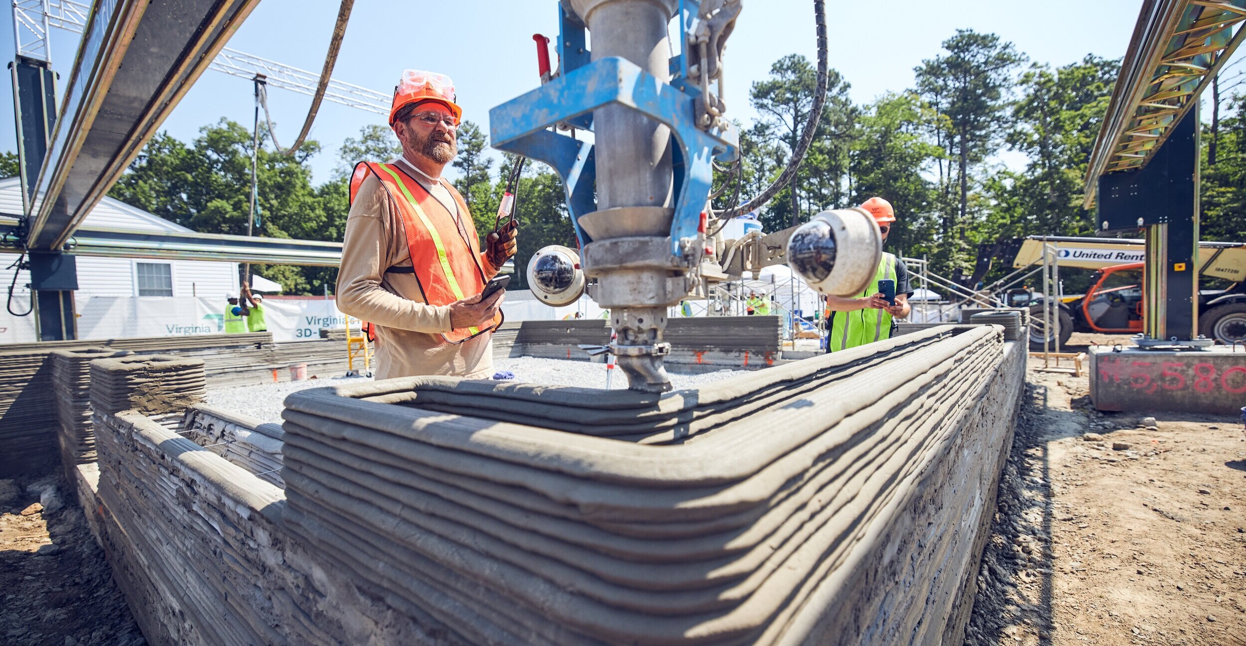 stol-biurowy-z-filizanka-kawy-klawiatura-i-notatnikiem-1024x683