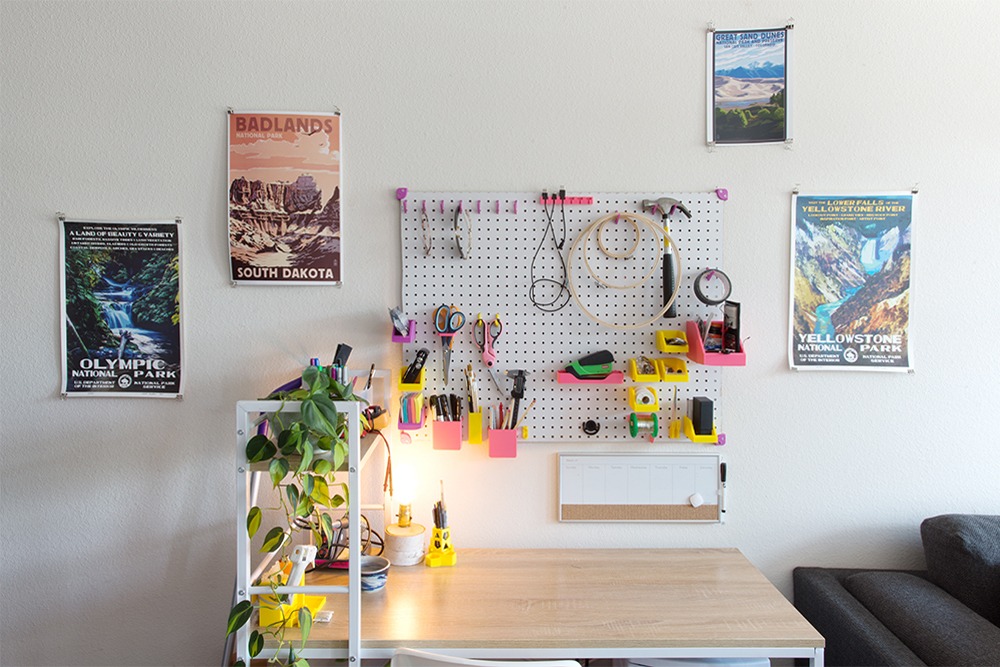 stol-biurowy-z-filizanka-kawy-klawiatura-i-notatnikiem-1024x683