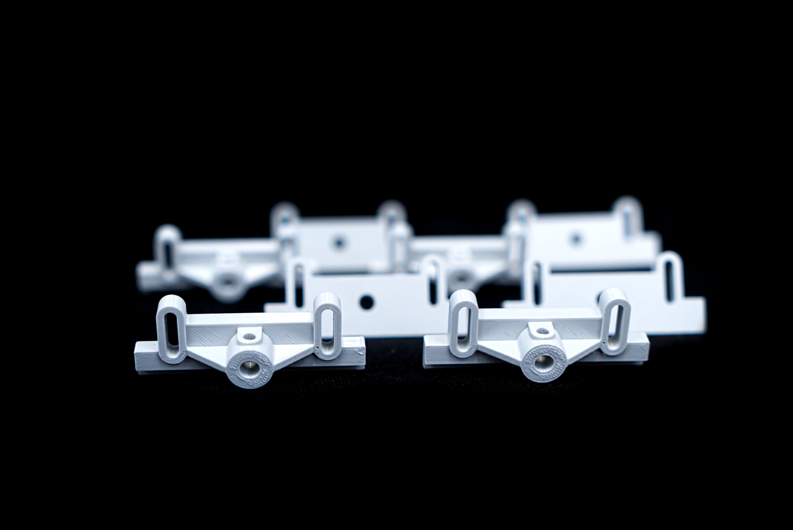 stol-biurowy-z-filizanka-kawy-klawiatura-i-notatnikiem-1024x683