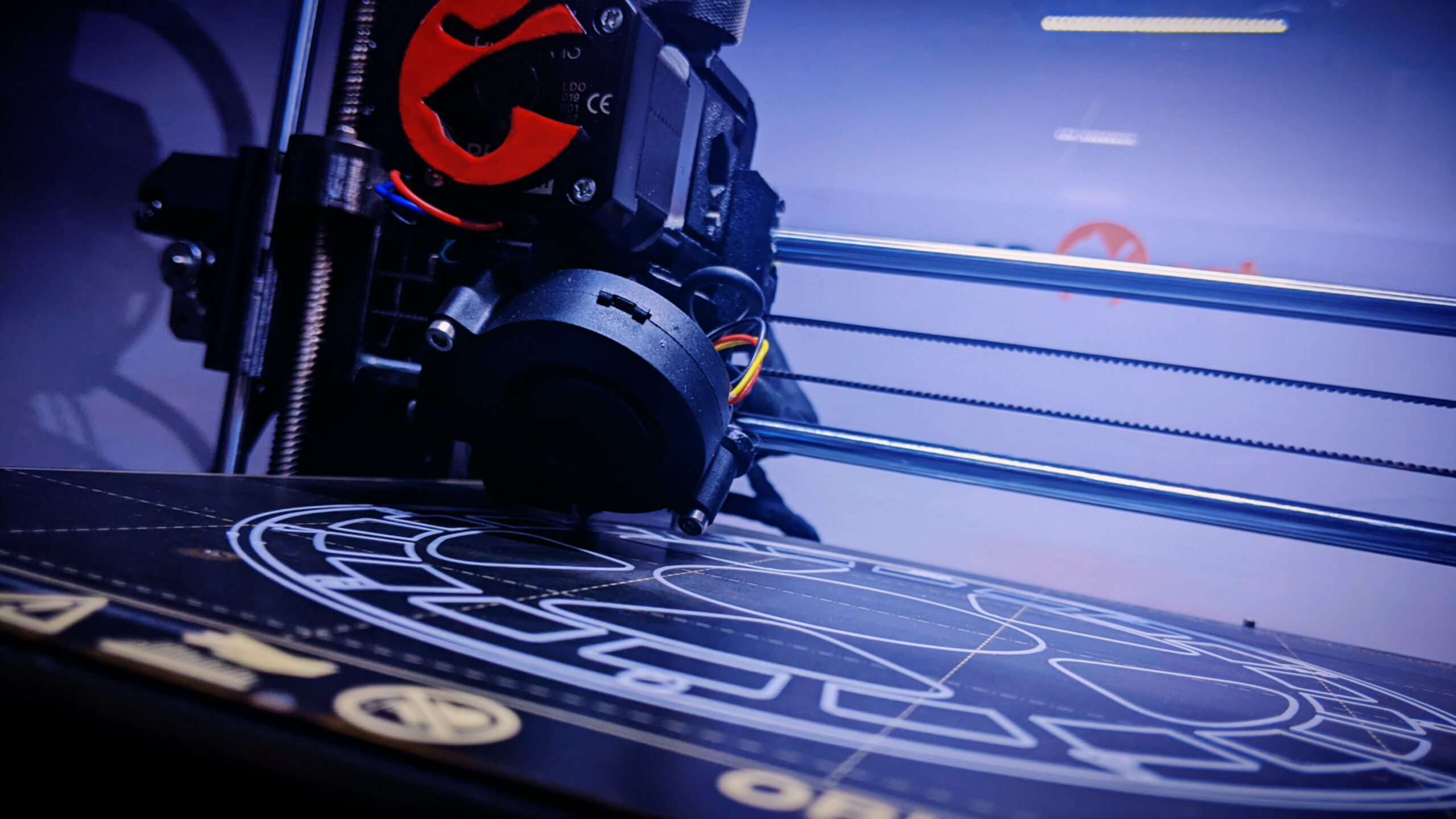 stol-biurowy-z-filizanka-kawy-klawiatura-i-notatnikiem-1024x683