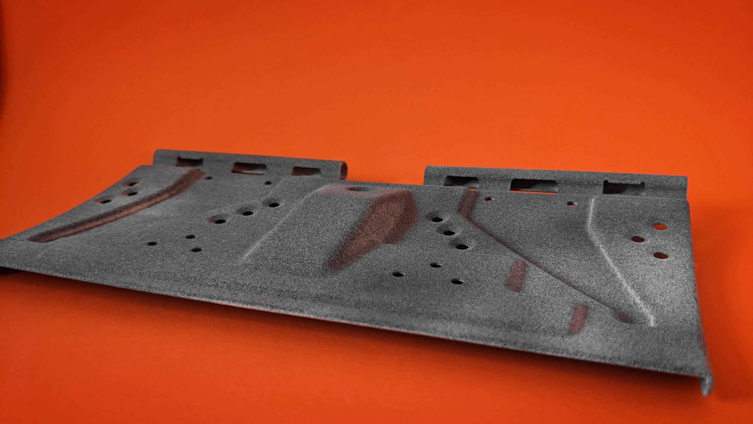 stol-biurowy-z-filizanka-kawy-klawiatura-i-notatnikiem-1024x683