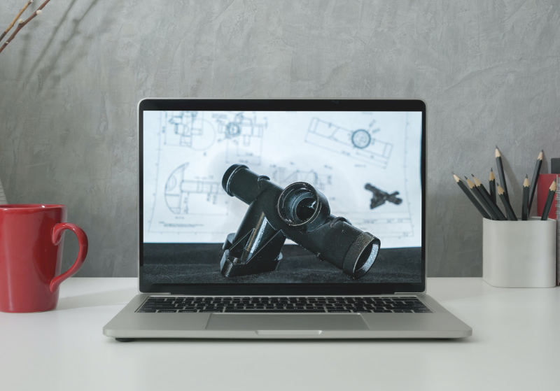 stol-biurowy-z-filizanka-kawy-klawiatura-i-notatnikiem-1024x683