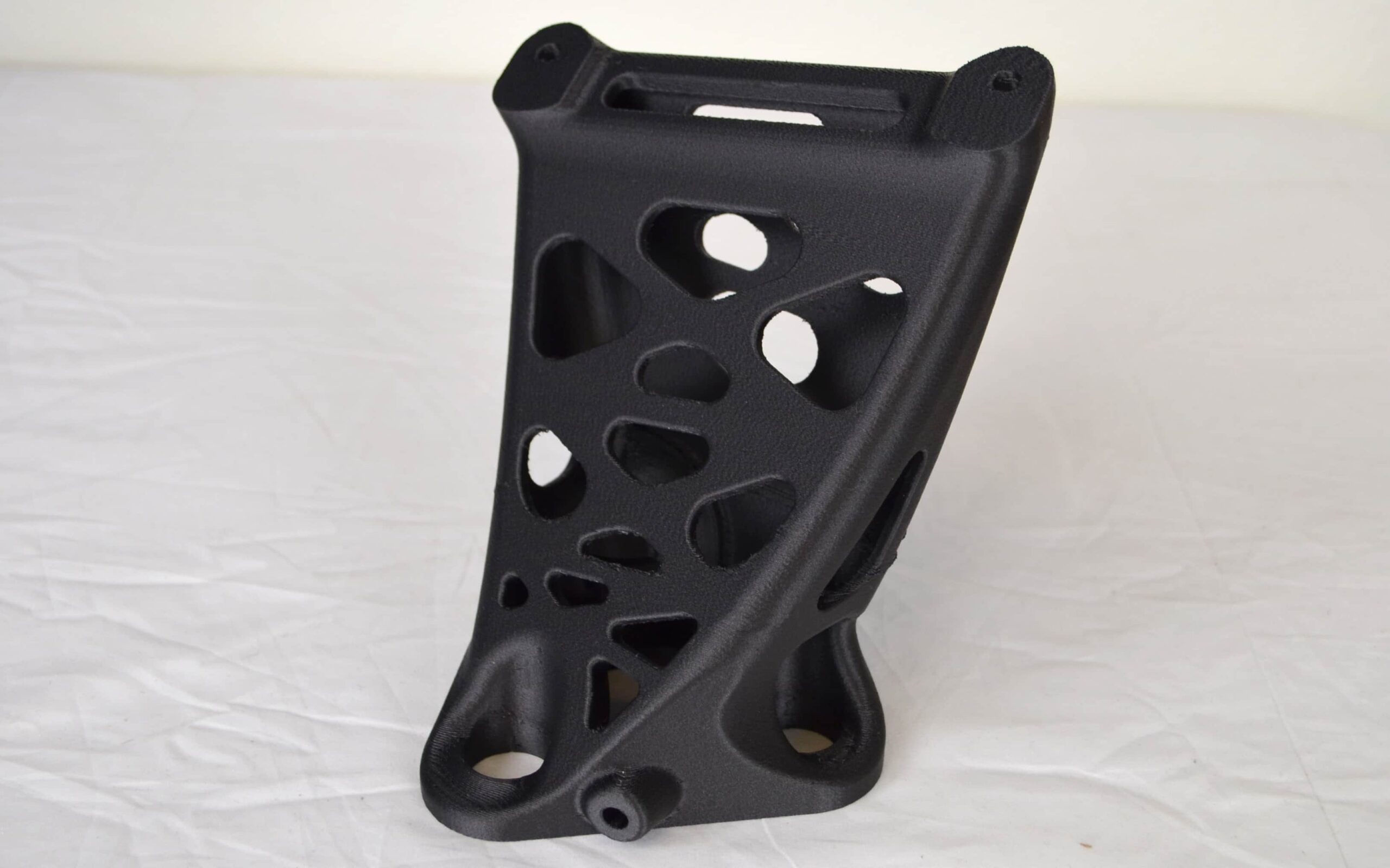 stol-biurowy-z-filizanka-kawy-klawiatura-i-notatnikiem-1024x683